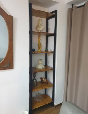 colonne de rangement bois rouge