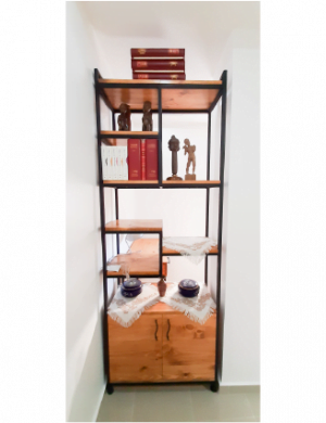 colonne de rangement en bois rouge